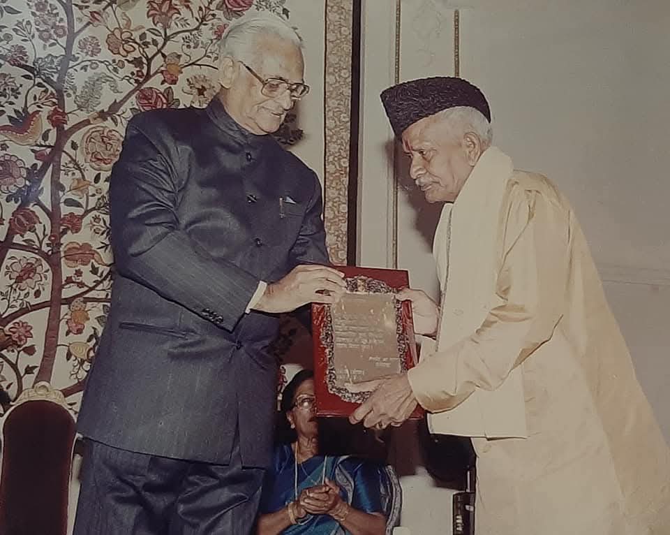 Pt. Raghunath Prasanna recieving Sangeet Natak Akademi award by governor of maharashtra